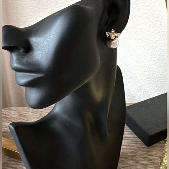 Bee stud earrings A659 - Picture 5 of 5